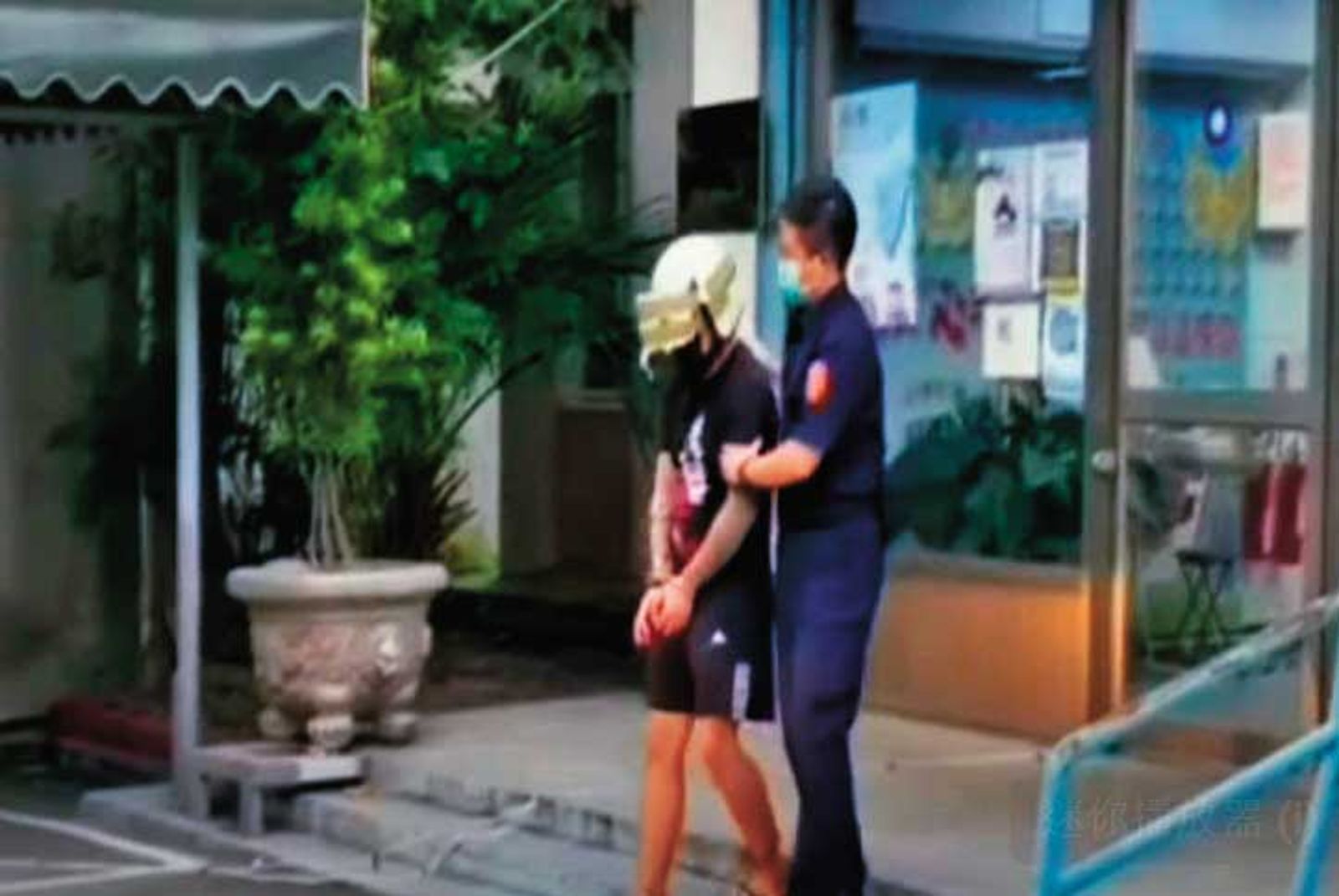 徐男(左)殺妻後,被警方逮捕移送法辦。(圖/翻攝畫面)
