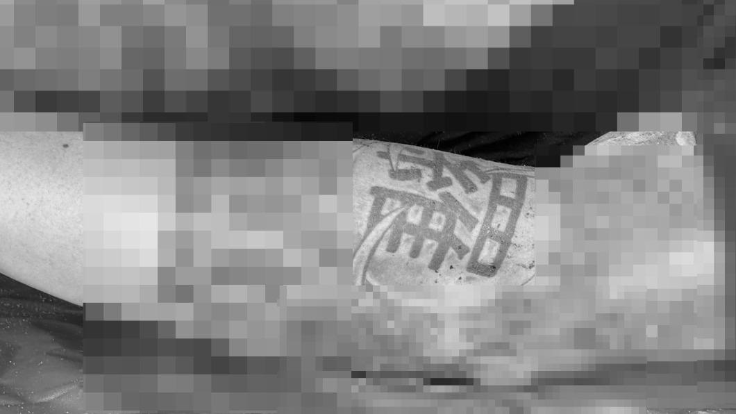 該名死者手臂刺青有一處寫著繁體的「羅」字。(圖/翻攝自ข่าวสารเมืองปราการ v2 FB)