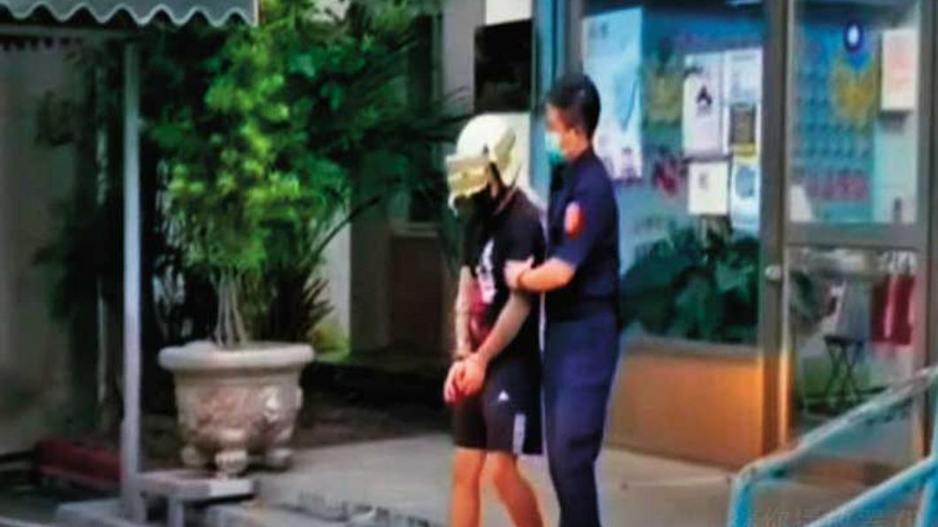 徐男（左）殺妻後，被警方逮捕移送法辦。（圖／翻攝畫面）