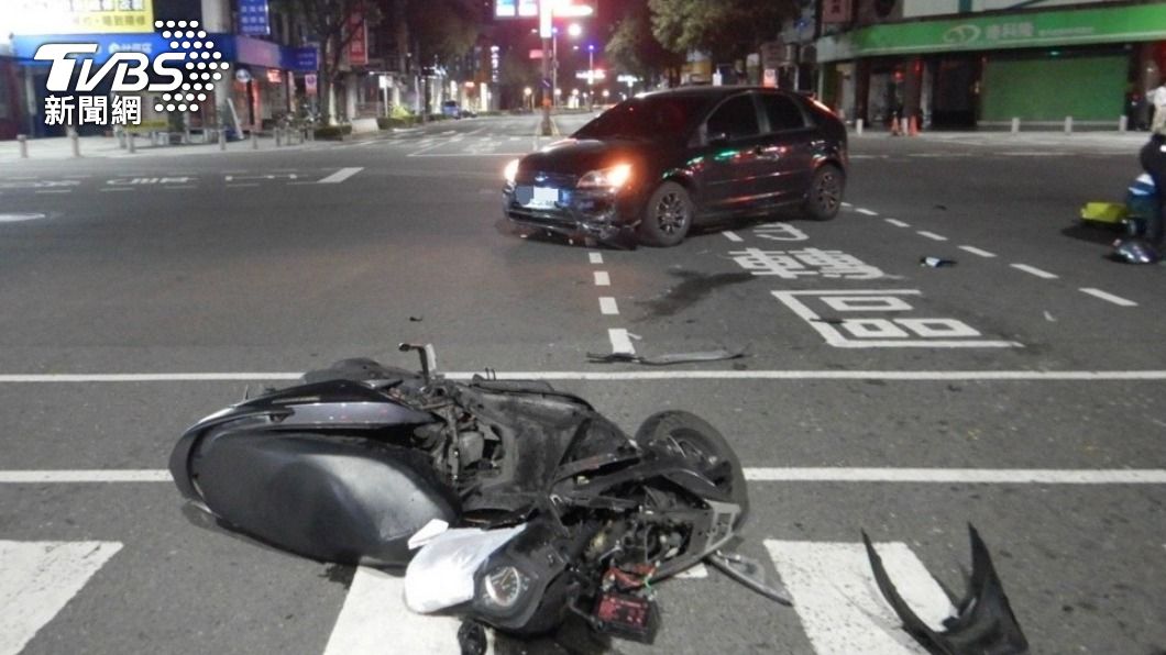 高雄三寶轎車違規左轉撞飛機車 女騎士連人帶車滑行數公尺