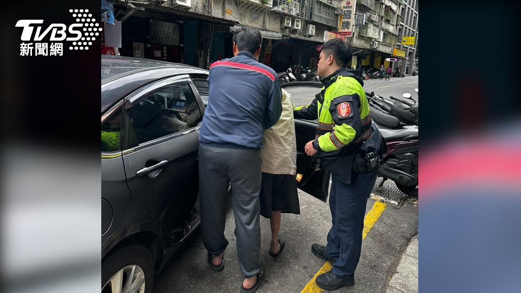 警方通知家屬前來接送老翁返家。(圖/TVBS)