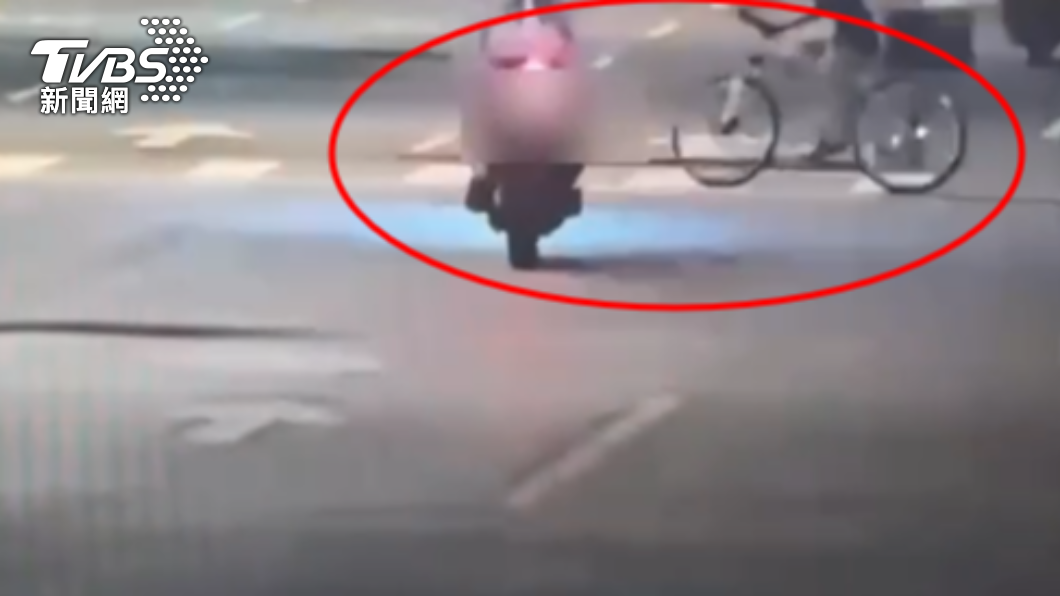 機車騎士撞擊腳踏車。（圖／TVBS）