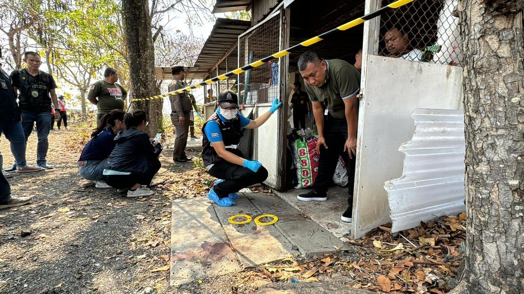 石男在泰國遭槍殺棄屍,全案正由泰國警方調查中。(圖/翻攝Facebook ข่าวสารเมืองปราการ v2)