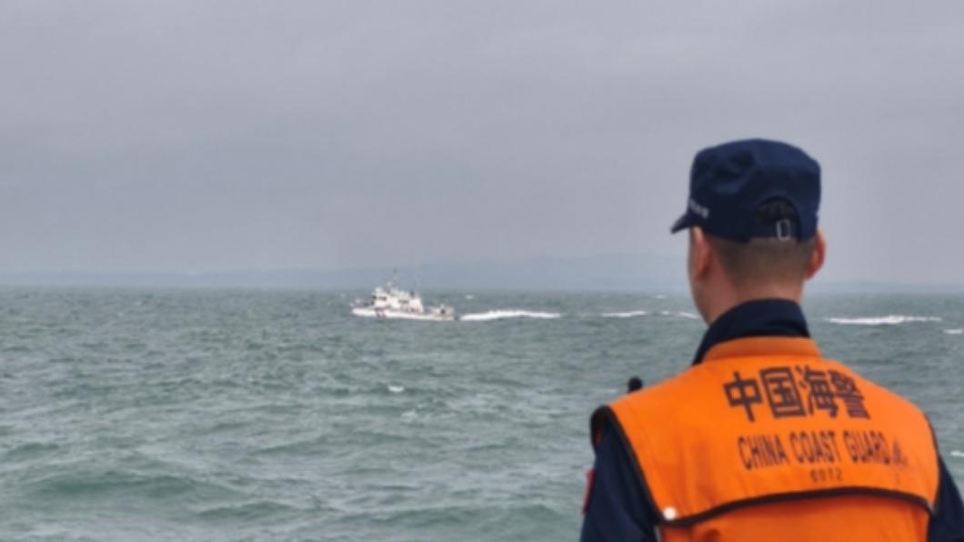 海警人員緊盯前方一小艇同框等畫面,被認為是陸方刻意藉此凸顯、對比兩岸艦艇的大小。(圖/翻攝自微博@日月譚天)