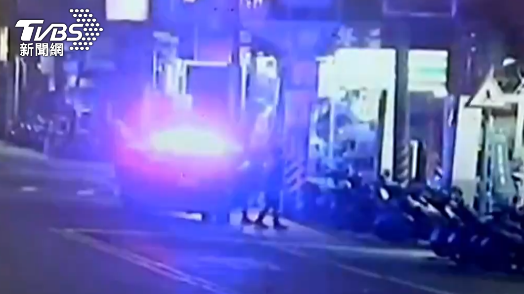 警方獲報到場後將現場三人帶回警局。（圖／TVBS）