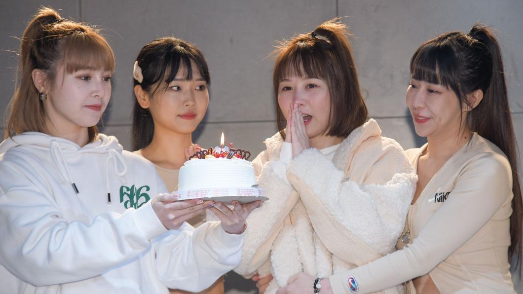 草莓（左起）、JUDY、梓梓（右）幫畇二慶生。（圖／好看娛樂提供）