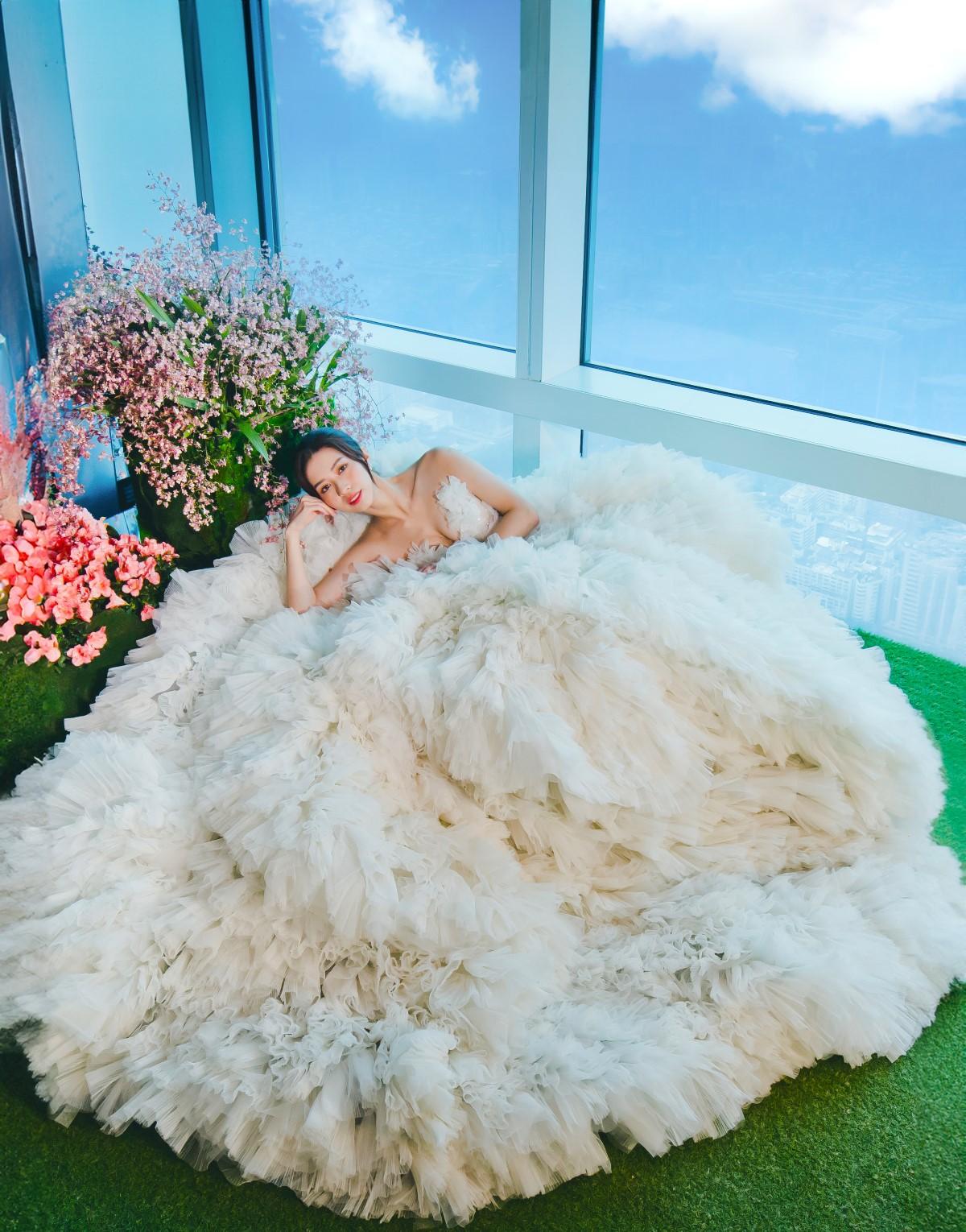 LinLi Boutique不僅為新娘打造命定婚紗,更攜手台北101在高空的秘境花園裡拍攝絕美婚紗照。(圖/LinLi Boutique提供)