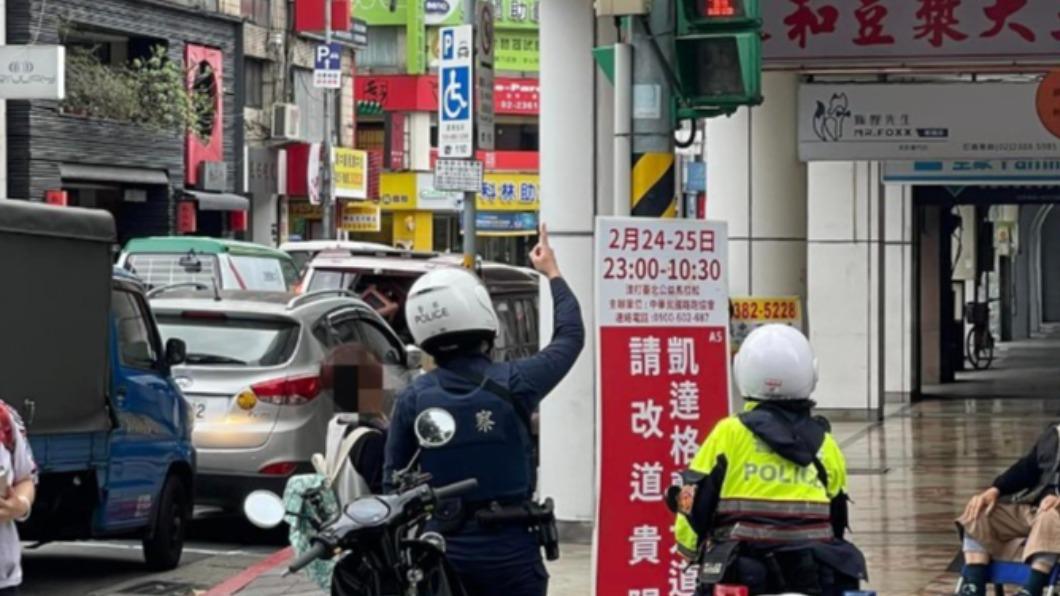 歐巴桑不甩紅燈暴衝!逼2車急煞 「秒遭擊落」結局超療癒