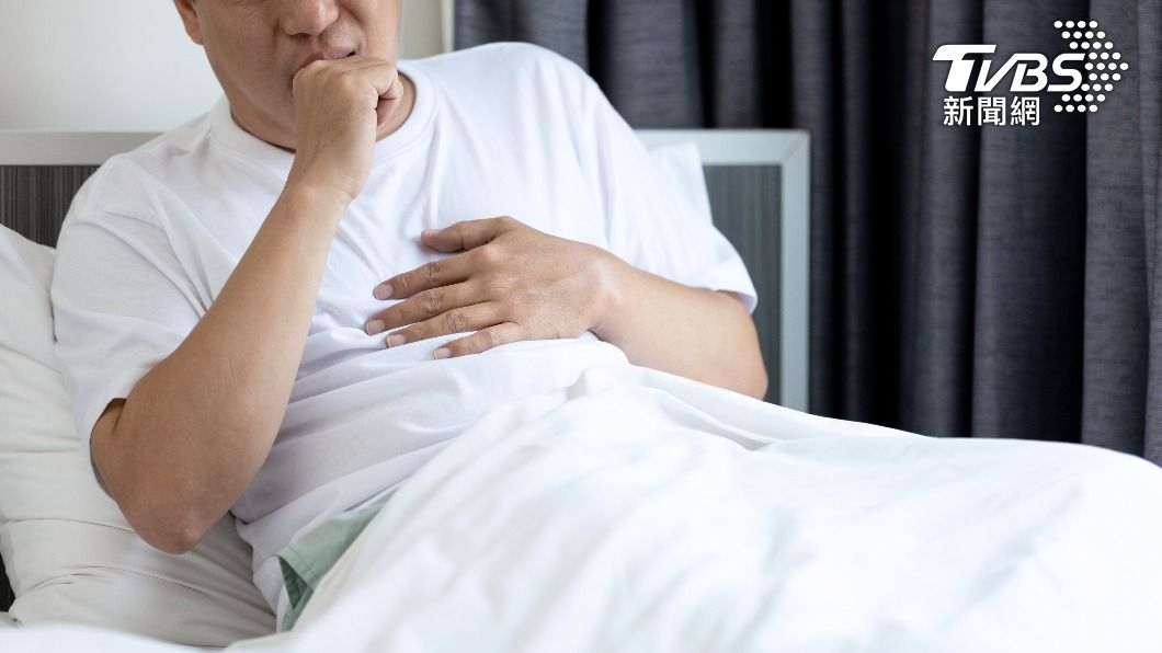 以為胃食道逆流！50歲男「嘴飄腐臭味」醫驚不對勁　一照：罹癌了
