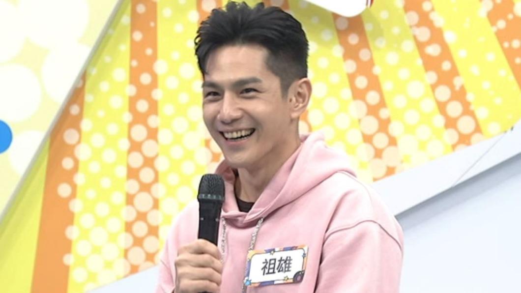 男星彎腰綁鞋帶「被戳屁股」火大怒吼! 新婚妻夜市委屈暴哭