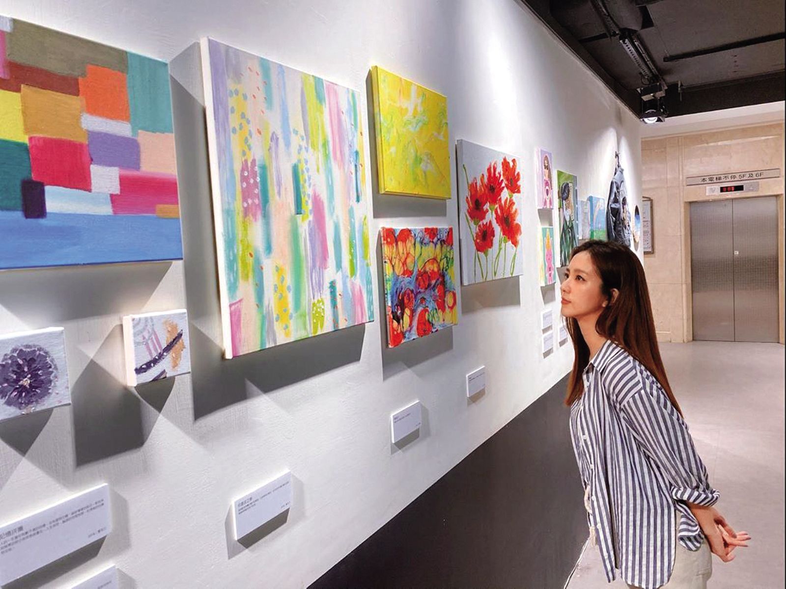 多才多藝的周曉涵曾為公益舉行畫展。（翻攝自周曉涵IG）