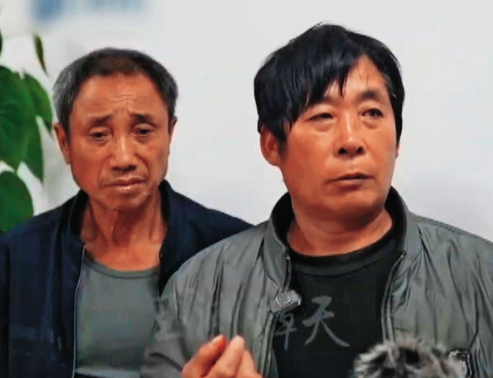 獲救的2名中國漁工返回廈門後,接受央視節目訪問,指控遭海巡署船艇撞翻。(圖/翻攝自微博)
