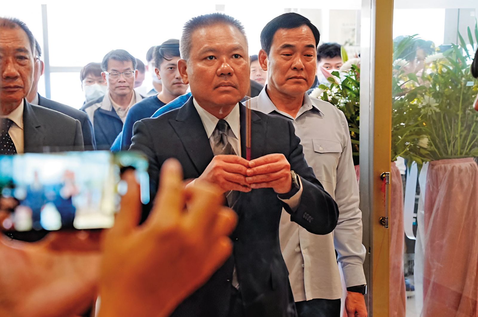 海巡署副署長許靜芝在罹難大陸漁工的頭七法會上,率領海巡官員前往上香致意。(圖/海巡署提供)