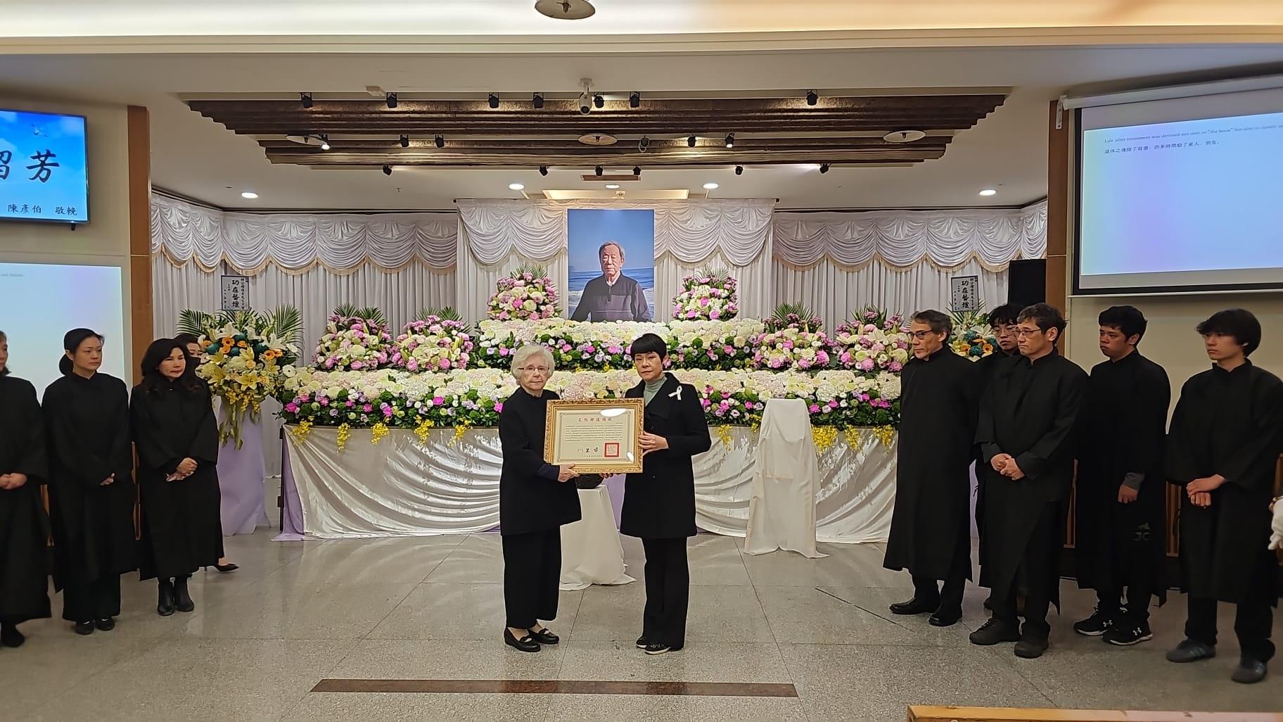 胡耀恆告別式舉行，由遺孀代領總統褒揚令。（圖／文化部）