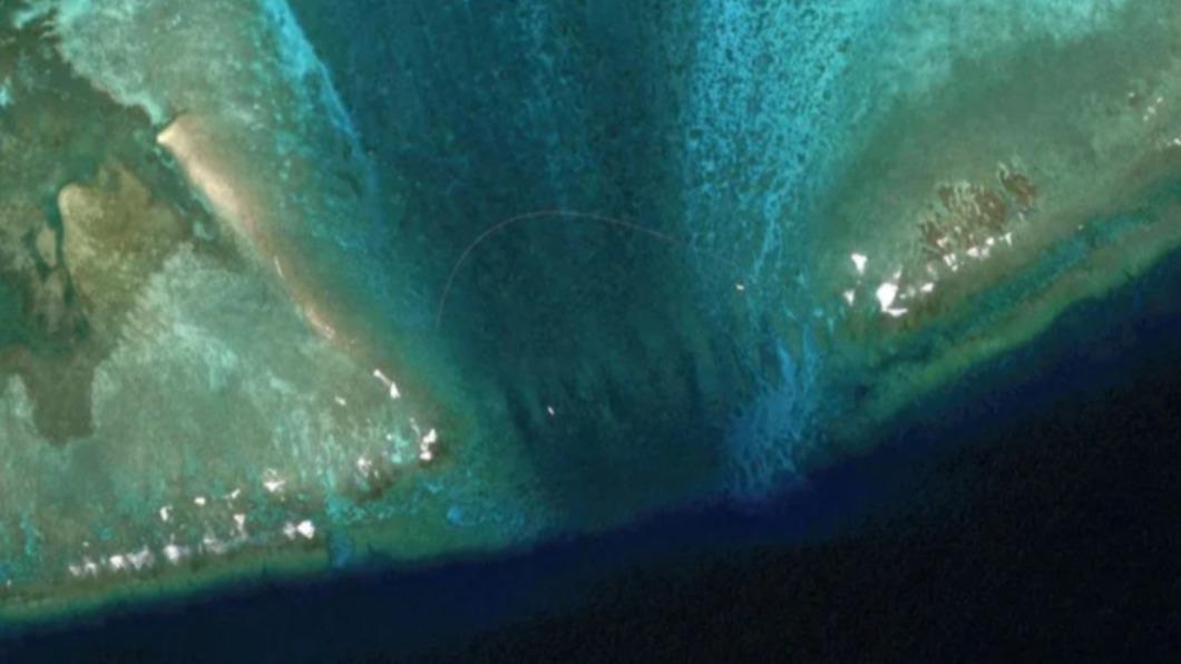 南海衛星影像最新揭露 中國在黃岩島增設「浮動屏障」