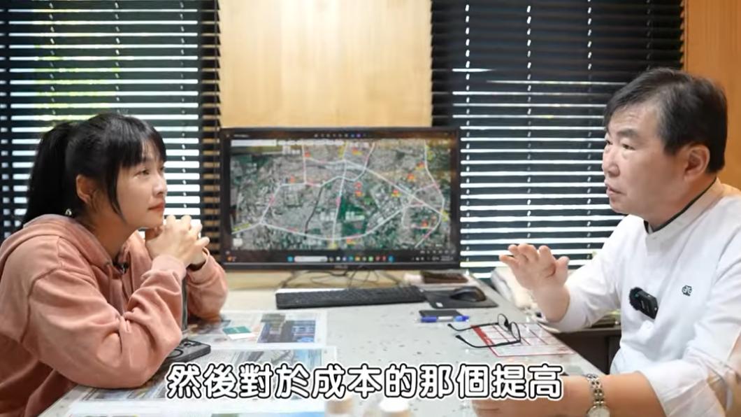 建商向小嫻解釋因為疫情影響,導致建築業缺工缺料,連帶成本提高。(圖/翻攝自小嫻黃瑜嫻YouTube)