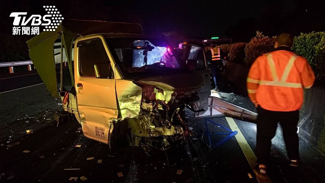 快訊/國3竹林段10車連環撞!失控自撞護欄 小貨車駕駛身亡