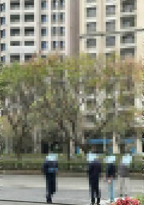 警方趕往現場調查墜樓案。(圖/翻攝自記者爆料網)