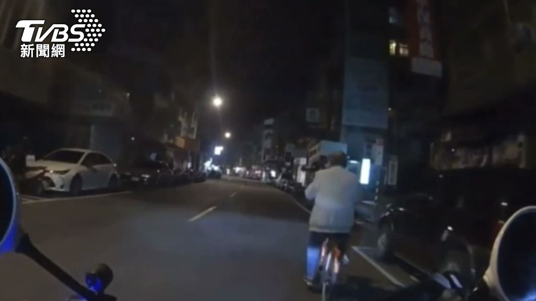 張姓老翁涉嫌酒後騎乘腳踏車,警方將他攔下盤查。(圖/TVBS)