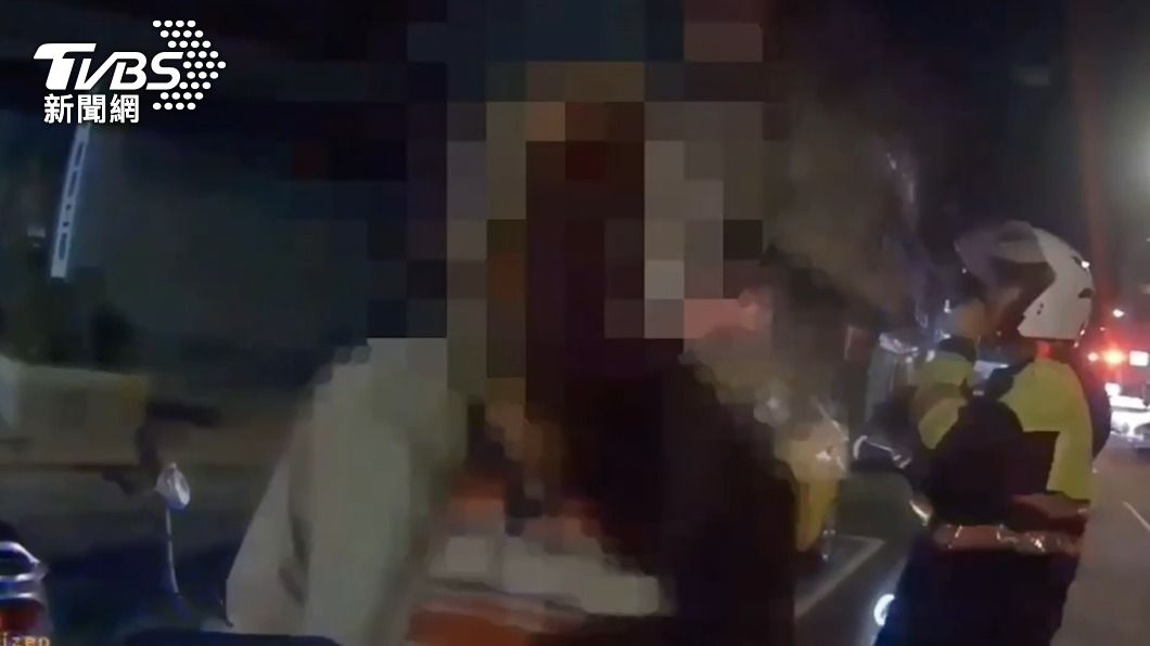 張姓老翁酒駕拒測,警方依法開出罰單。(圖/TVBS)