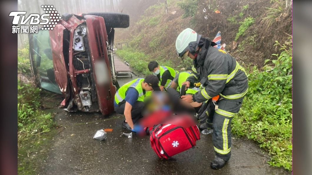 台東利嘉林道翻車事故!小客車翻落山坡 巡山員拋飛車外慘死
