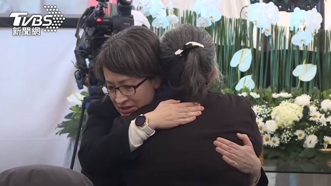 蕭美琴擁抱安慰陳俊翰母親。(圖/TVBS)