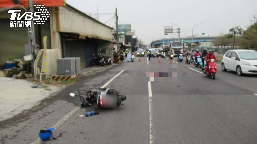 台南騎士自摔遭輾爆頭慘死　現場滿地血吊車駕駛竟肇逃