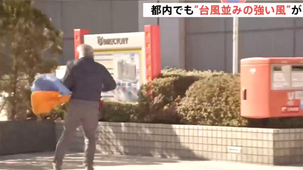 東京風太大,甚至讓行人難以前進。(圖/翻攝自TBS)