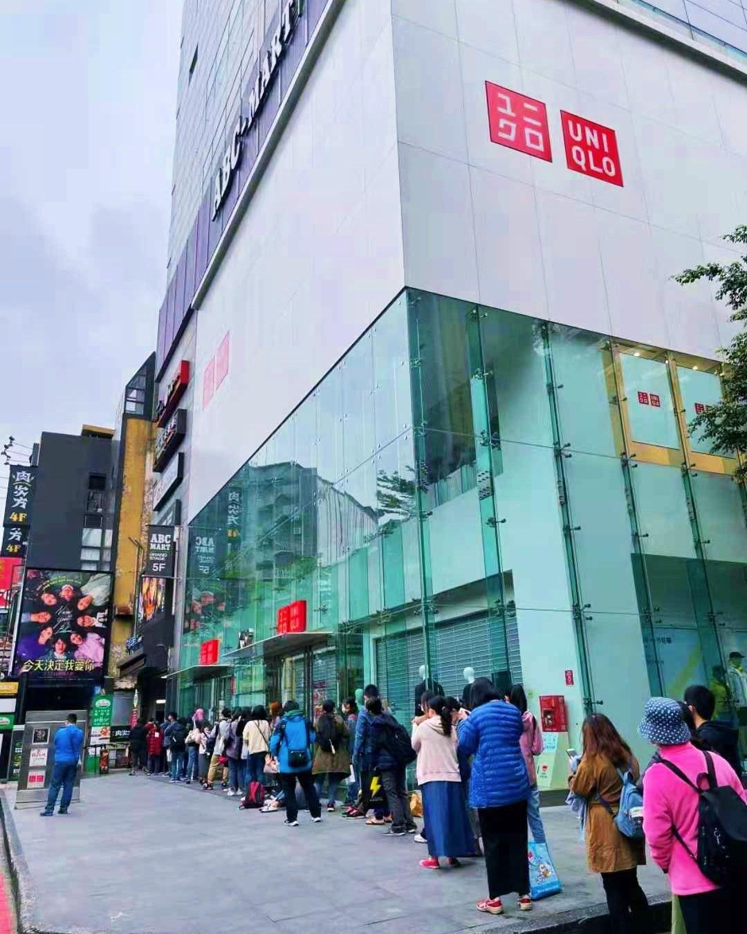 絕色影城開在西門町蛋黃區,看電影人潮多到排到隔壁去。(圖/翻攝自喜滿客影城臉書)