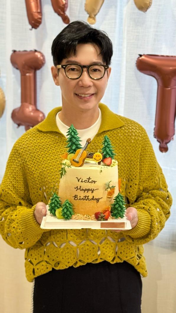 品冠收到特製生日蛋糕,讓他感動不已。(圖/種子音樂提供)