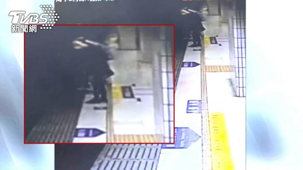 18歲男救落軌婦!校方記大功鼓勵 網反應兩極:應同時記警告
