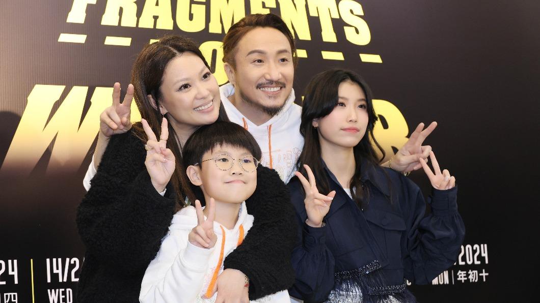 鄭中基老婆、小孩在後台開心合影。（圖／寬宏藝術提供）