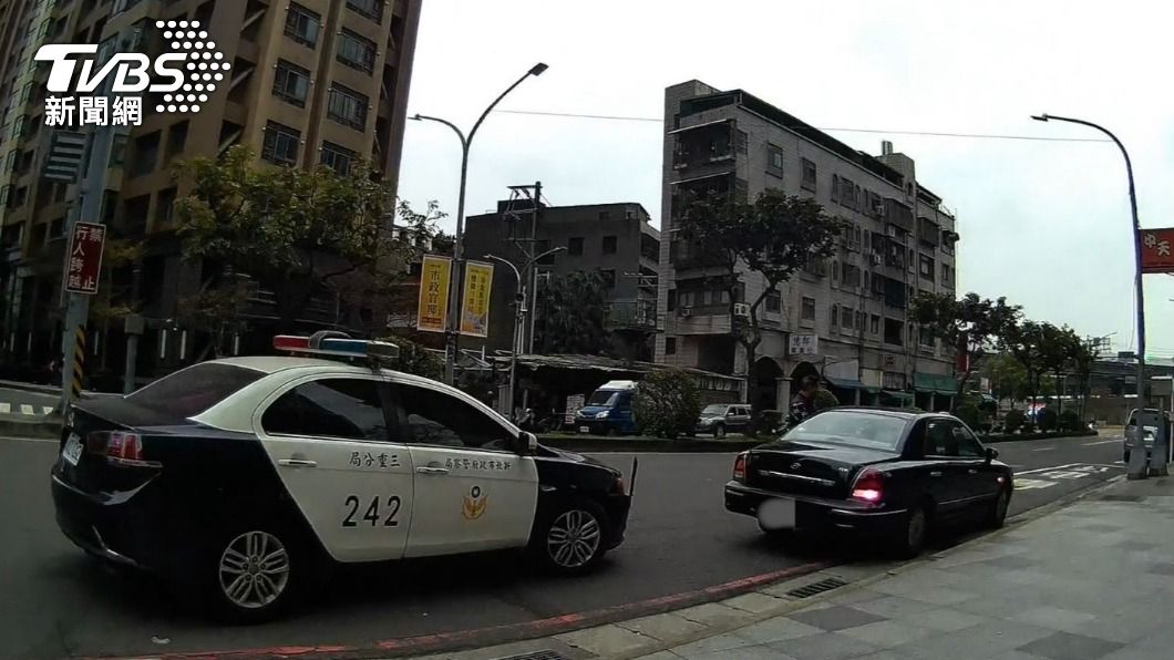 違停被開單!新北男崩潰攔車嗆警「瀆職」 上網討拍又遭打臉