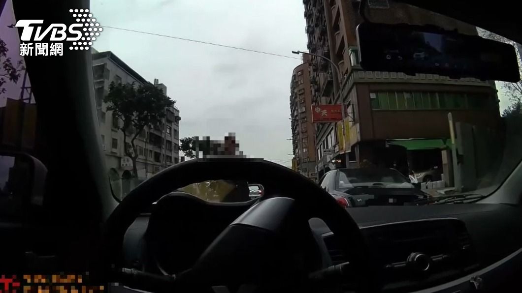辜男被開單後攔下警車嗆聲。(圖/TVBS)