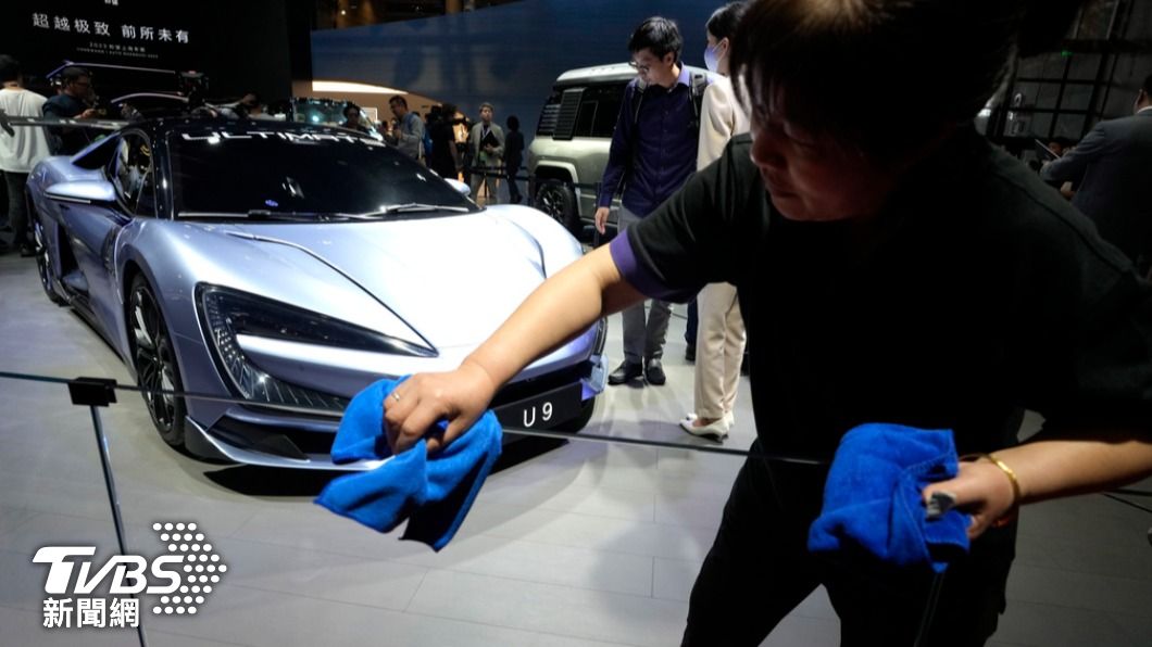 比亞迪推出最新純電動超跑U9,這款要價700萬台幣的新玩具,要挑戰法拉利、藍寶堅尼。(圖/達志影像美聯社)