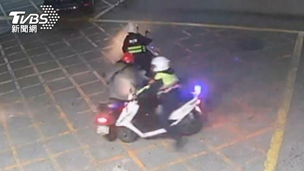 男子車輛和警車相撞。(圖/TVBS)
