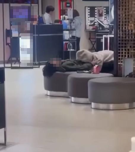 男子一臉舒服到癱軟在沙發上。(圖/翻攝自爆廢公社)