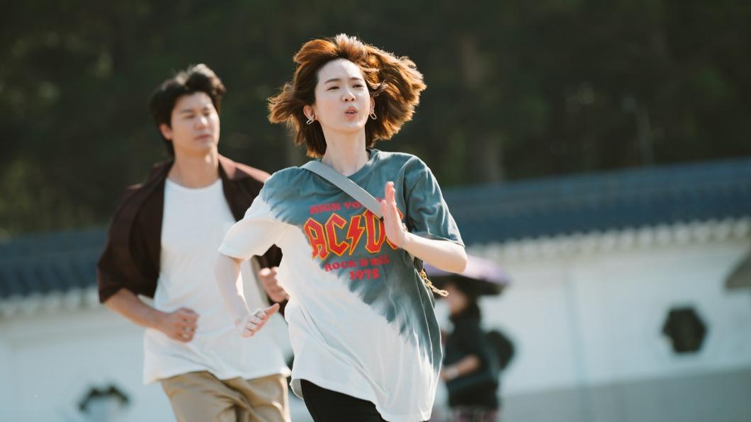 孫可芳(前)和風田相差30公分,成最萌身高差,(圖/HBO GO提供)