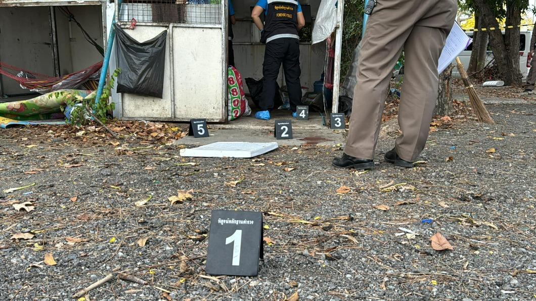 石姓男子被人發現頭部中3槍,陳屍在機場旁的荒廢商店內。(圖/翻攝Facebook ข่าวสารเมืองปราการ v2)