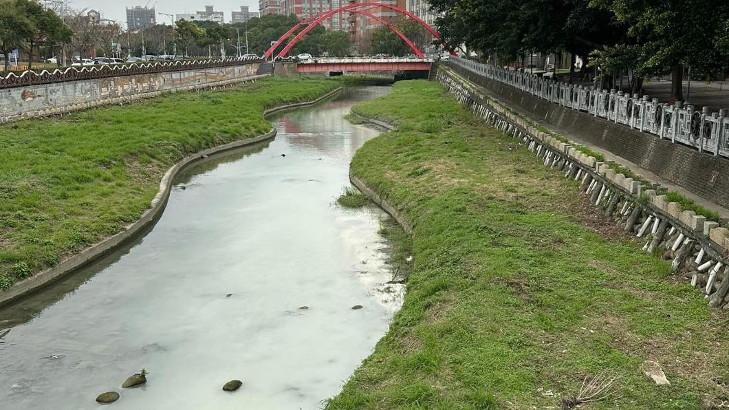 竹縣豆子埔溪成「牛奶溪」!釀天坑建案惹禍 縣府依法開罰