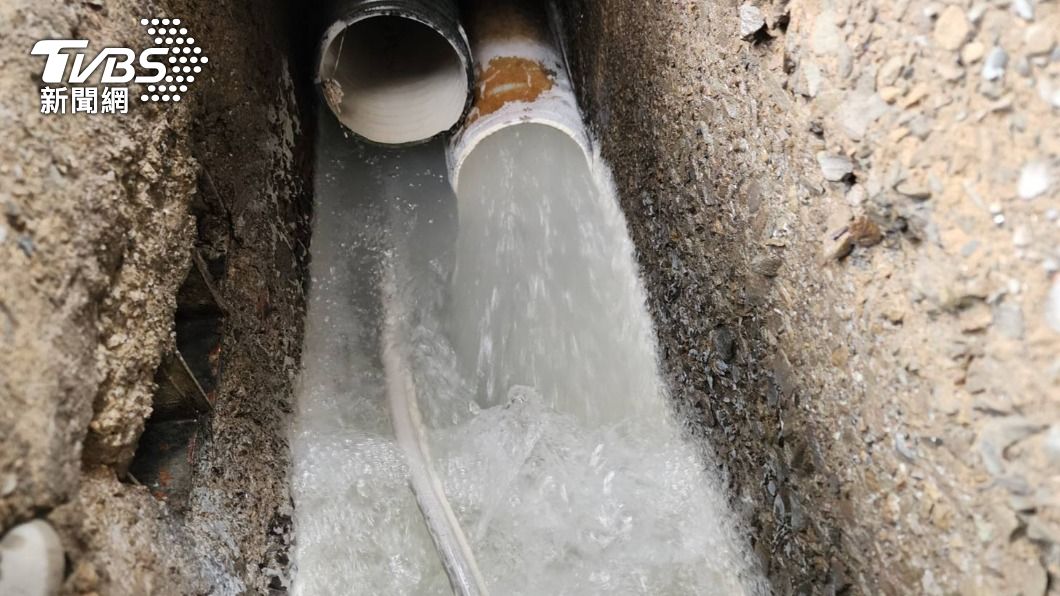 白色汙水流入豆子埔溪。（圖／新竹縣環保局提供）