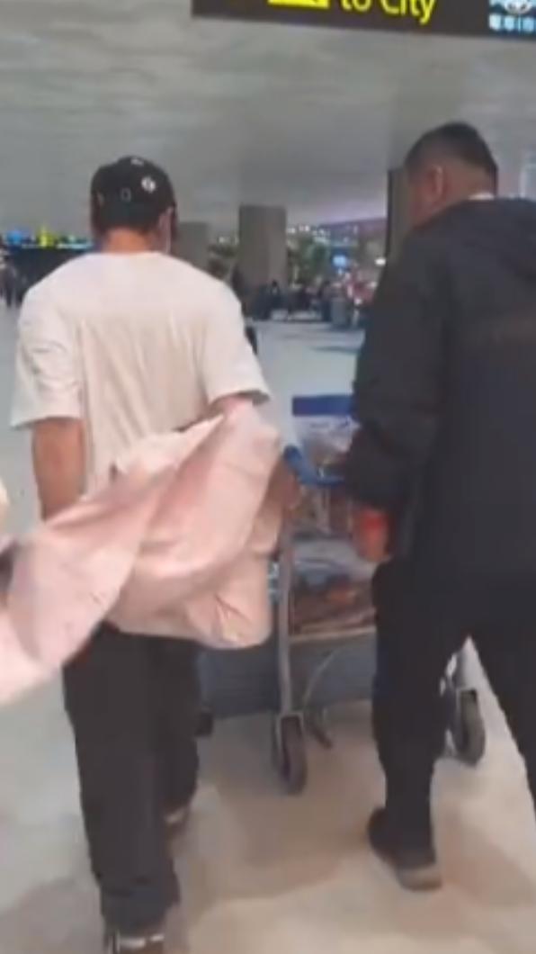 JJ脫下背心後快步離開現場。(圖/翻攝自微博)