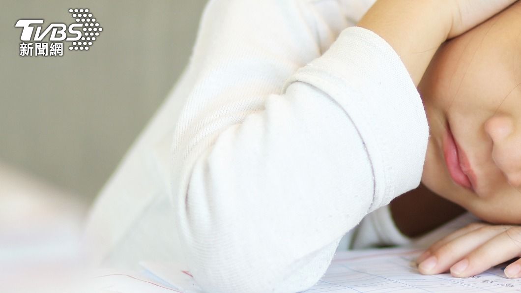美教室淪18+影院？代課師爽播謎片　「整群裸體」嚇哭國小童