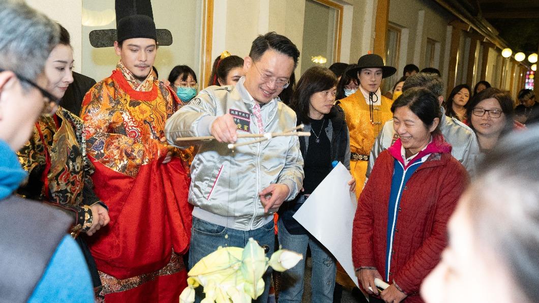 桃園副市長蘇俊賓體驗提燈。（圖／桃園市政府觀光旅遊局）