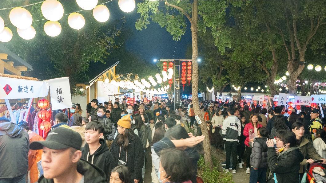 2024桃園燈會現場人潮滿滿。（圖／桃園市政府觀光旅遊局提供）