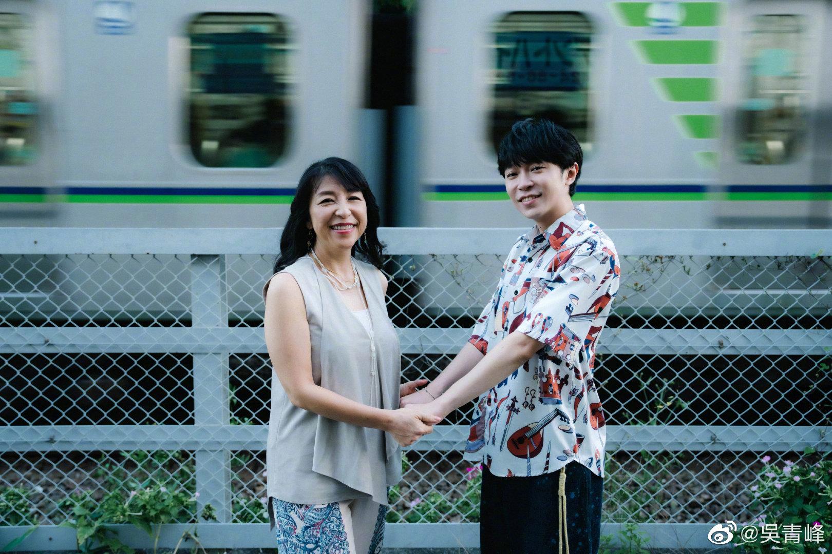 青峰的歌曲〈(……棕髮少女)〉找來小野麗莎跨界合作。(圖/翻攝自青峰微博)