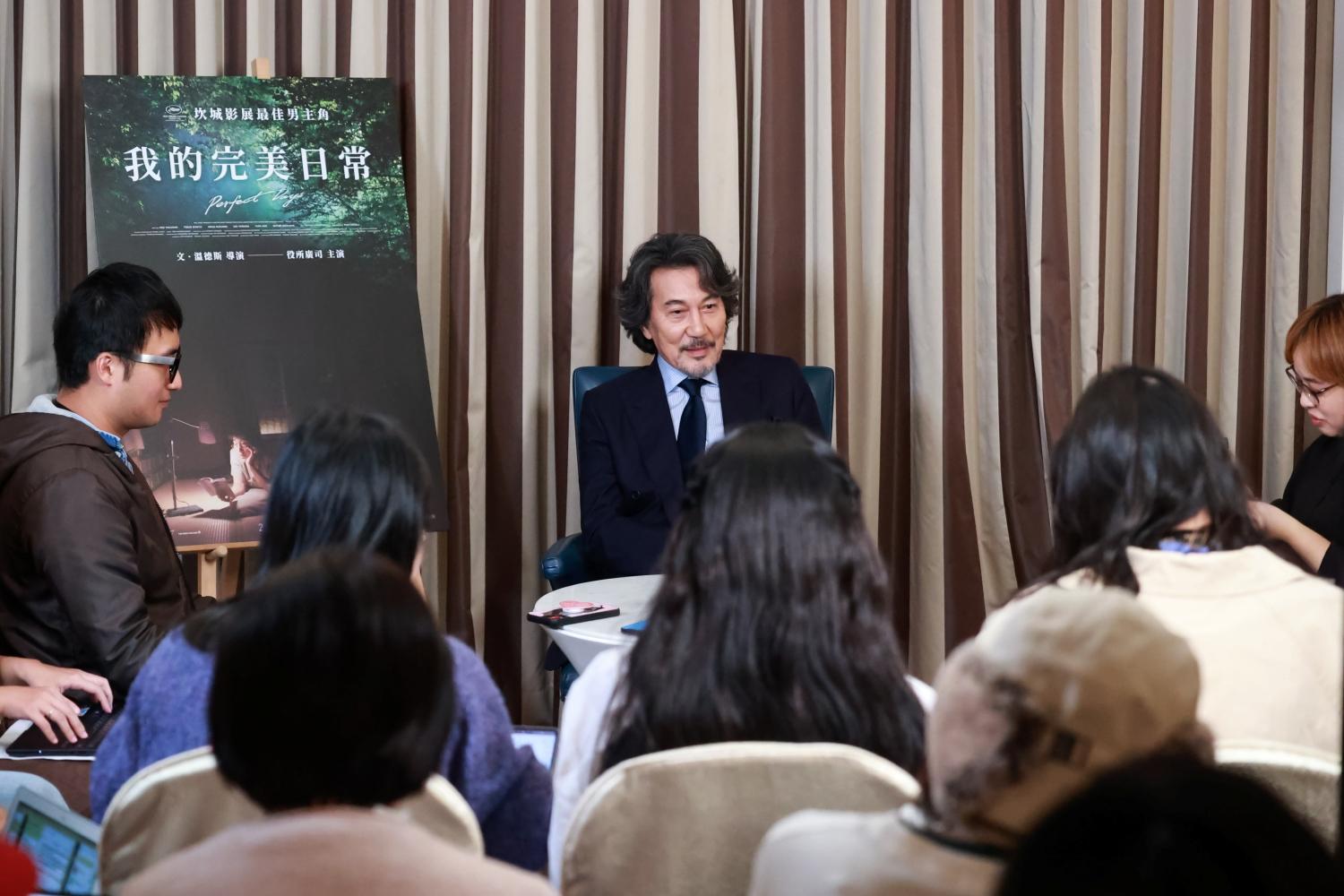 役所廣司受訪時完全沒有影帝架子,侃侃而談。(圖/甲上娛樂提供)