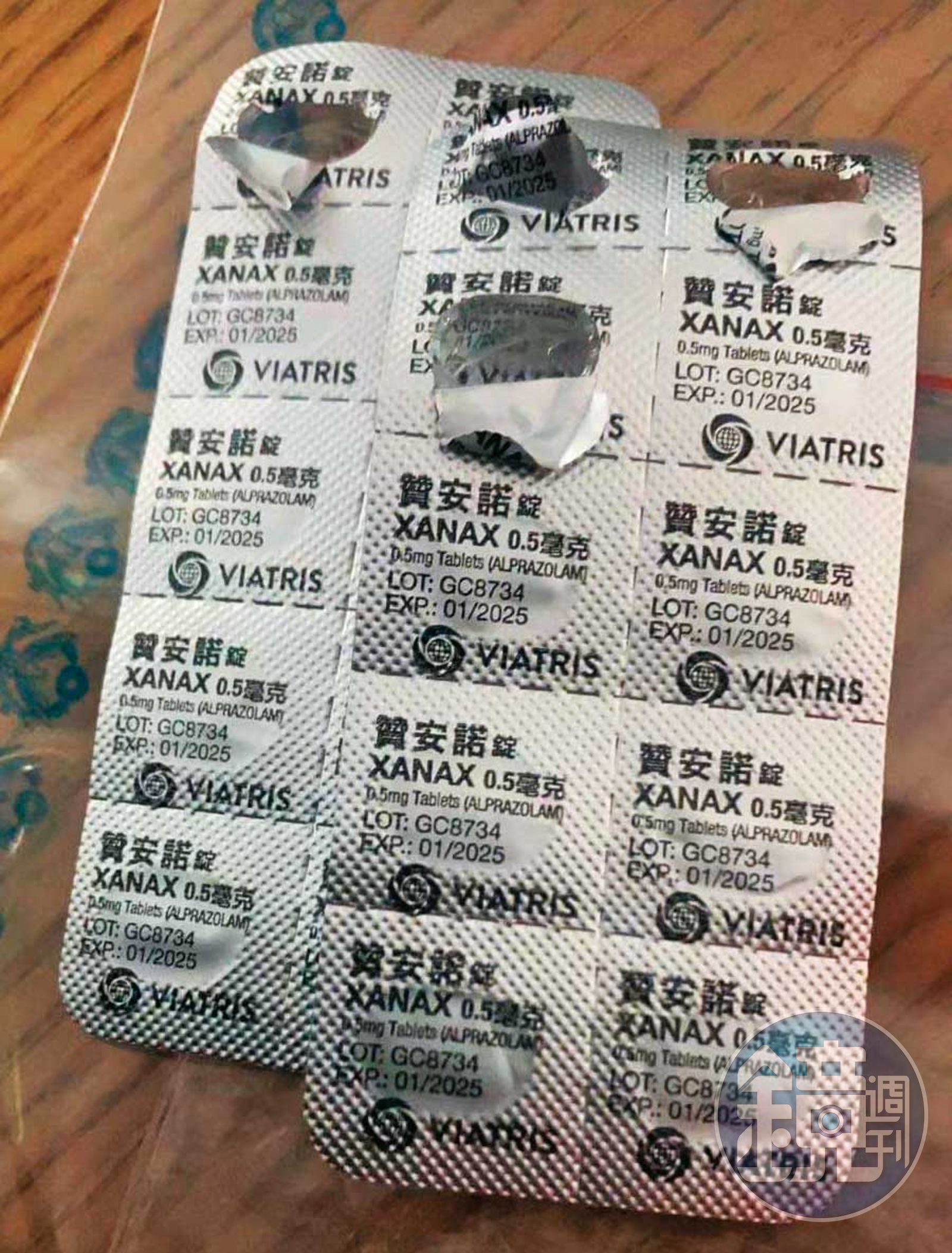 警方在蘇宅扣得具鎮靜安眠效果的管制藥品「贊安諾」。(圖/讀者提供)
