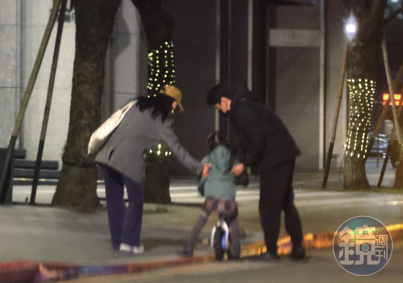 19:25,到了住處門口,女兒看起來欲罷不能,夫妻倆似乎在說服她下車。(圖/鏡週刊)