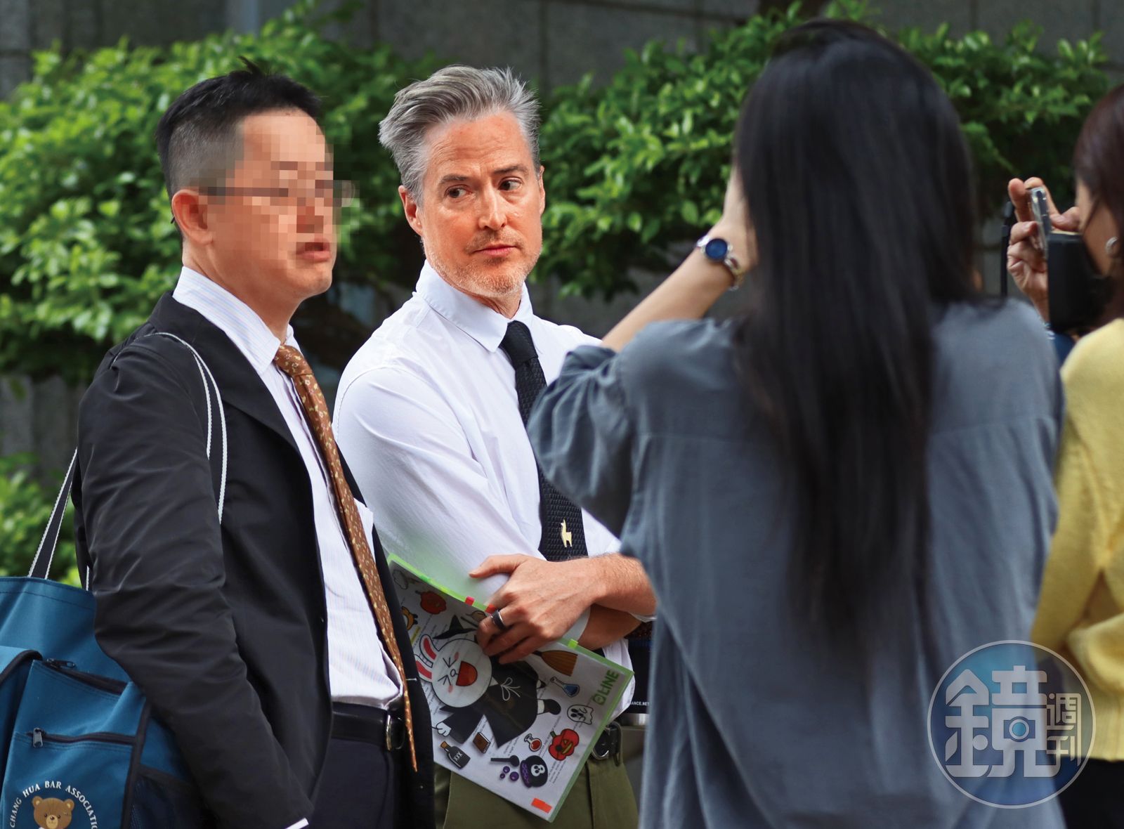 據悉,之前因離婚官司卡關,夏克立(左二)已經換了新律師。(圖/鏡週刊)